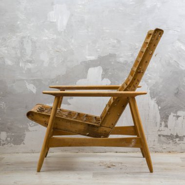 Eski ya da orta çağ modern koltuk, ahşap çerçeveli ve döşemeli. Retro mobilya tasarımı. Klasik, tasarım, iç tasarım veya mobilyayla ilgili projeler için mükemmel.