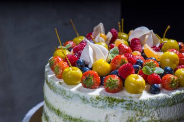 Fıstık ezmeli ve taze meyve soslu renkli bir pasta. Kutlamalar ya da doğum günleri için güzel bir tatlı. Lezzetli ve güzel dekore edilmiş. Yemek, fırın ya da parti projeleri için mükemmel..