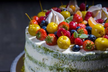 Fıstık ezmeli ve taze meyve soslu renkli bir pasta. Kutlamalar ya da doğum günleri için güzel bir tatlı. Lezzetli ve güzel dekore edilmiş. Yemek, fırın ya da parti projeleri için mükemmel..