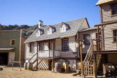 Sioux City Park 'ta bina, San Agustin, Gran Canaria. Batı ya da eski batı mimari tarzında temalı bir ortam. Kırsal detaylar ve açık mavi gökyüzü.