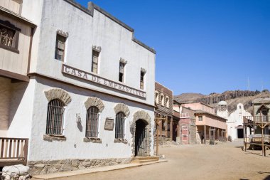 Sioux City Park 'ta bina, San Agustin, Gran Canaria. Batı ya da eski batı mimari tarzında temalı bir ortam. Kırsal detaylar ve açık mavi gökyüzü.