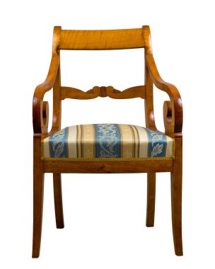 Biedermeier tarzı koltuk beyaz arka planda izole edilmiş. Açık renkli ahşap, bükülmüş kolluklar ve çizgili döşeme koltuğu. Zarif 19. yüzyıl tasarımı..