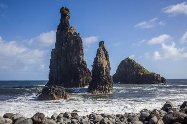 Okyanusa bakan Madeira kıyı kayalıkları. Sahil boyunca dolambaçlı bir yolu olan manzaralı bir yer. Seyahat, doğa ve manzara temaları için ideal.