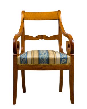 Biedermeier tarzı koltuk beyaz arka planda izole edilmiş. Açık renkli ahşap, bükülmüş kolluklar ve çizgili döşeme koltuğu. Zarif 19. yüzyıl tasarımı..