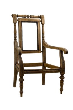 Beyaz arka planda izole edilmiş ntique veya vintage sandalye çerçevesi. Dekoratif detaylara sahip ahşap ve arka planda belirgin bir dikdörtgen açıklığı var. Yenilemeye ya da döşemeye hazır.