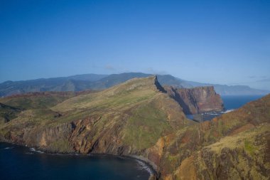 Madeira 'daki Ponta de Sao Lourenco' da derin mavi bir okyanusun üzerinde yükselen dramatik uçurumlar yer alıyor. Manzara bulutsuz açık bir günde doğal güzelliği ve engebeli araziyi yakalar..