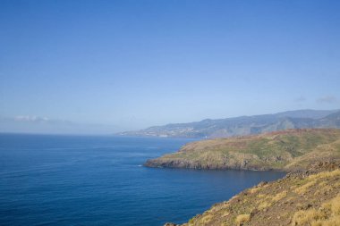 Madeira 'daki Ponta de Sao Lourenco' nun göz kamaştırıcı sahil kayalıklarını keşfedin. Güzel bir günde, parlak mavi sular ve yemyeşil bir gökyüzü keşfedin..