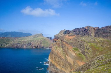 Ziyaretçiler, Madeira 'daki Ponta de Sao Lourenco' nun dramatik uçurumlarını keşfederek kayalık manzaralar ve gök mavisi okyanusların çarpıcı kontrastının keyfini çıkarıyorlar. Gün aydınlık ve açık hava maceraları için davet edici..