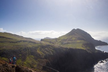 Ziyaretçiler, Madeira 'daki Ponta de Sao Lourenco' nun engebeli patikaları boyunca yürüyüp, açık bir günde kayalıkların ve Atlantik Okyanusu 'nun panoramik manzarasının keyfini çıkarıyorlar..