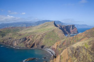 Madeira 'daki Ponta de Sao Lourenco' nun dramatik uçurumlarının ve gök mavisi sularının muhteşem manzaraları, açık gökyüzünün altındaki bu kıyı bölgesinin doğal güzelliğini gözler önüne seriyor..