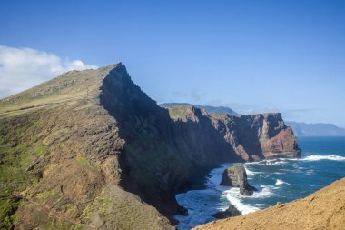 Madeira 'daki Ponta de Sao Lourenco' nun dramatik sahil kayalıklarını açık mavi gökyüzü ve kayalık kıyılara çarpan dalgalarla keşfetmek adaların doğal güzelliğini ve eşsiz coğrafyasını gözler önüne seriyor..