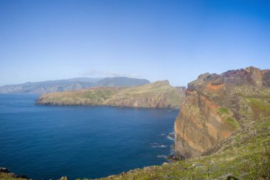 Nefes kesici bir manzara Madeira 'daki Ponta de Sao Lourenco' nun engebeli uçurumlarını ve canlı yeşilliklerini gözler önüne seriyor. Aşağıdaki gök mavisi sular dramatik manzarayla tezat oluşturuyor, açık hava meraklılarını davet ediyor..