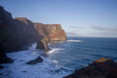 Madeira 'da yer alan Ponta de Sao Lourenco, hava kararırken dramatik uçurumlar, çarpıcı dalgalar ve çarpıcı kaya oluşumları sergiliyor..