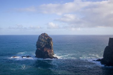Ziyaretçiler, Madeira 'daki Ponta de Sao Lourenco' daki dramatik kaya oluşumlarına ve Atlantik Okyanusu 'nun dalgalarına hayran kalmaktadır. Gökyüzü açık, sahil şeridinin güzelliğini arttırıyor..