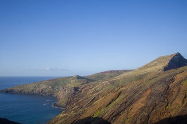 Madeira 'daki Ponta de Sao Lourenco' nun dramatik manzarasına bakan kayalıkların canlı renkleri aşağıdaki sakin mavi sularla tezat oluşturarak huzurlu bir doğal kaçış sunuyor..