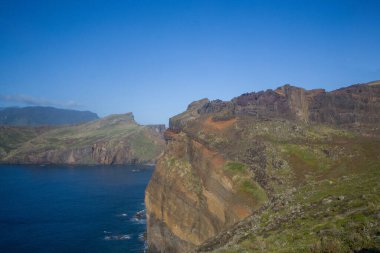 Madeira 'daki Ponta de Sao Lourenco' nun büyüleyici doğal güzelliğini keşfedin. Canlı kayalıklar Atlantik Okyanusu 'nun üzerinde dramatik bir şekilde yükseliyor, kıyı şeridi ve canlı bitki örtüsünün panoramik manzarasını sunuyor..