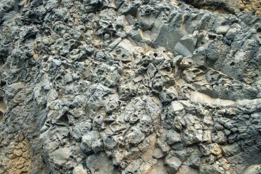 Bu çarpıcı jeolojik oluşum, dokuların ve renklerin karmaşık bir düzenini içeriyor, zaman içinde engebeli bir açık hava ortamında doğal süreçlerin tarihini ortaya çıkarıyor..