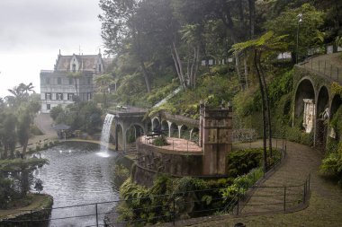 Madeira 'daki Monte Palace Garden' da dolaşın. Yeşillik, karmaşık yollar ve tarihi yapılar huzurlu bir atmosfer yaratıyor..