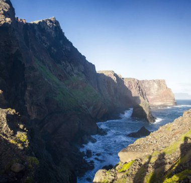Parlak mavi gökyüzünün altında okyanusun dramatik manzaralarla buluştuğu Madeira Ponta de Sao Lourenco 'nun büyüleyici uçurumlarını ve kayalık kıyı şeridini keşfedin..