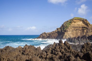 Ziyaretçiler, Madeira 'daki Piscinas Naturais do Aquario' daki kıyı manzaralarının ve doğal havuzların nefes kesici manzaralarının keyfini çıkarabilirler..