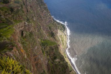 Ziyaretçiler, Madeira 'nın dramatik uçurumları ve okyanuslarının panoramik manzarasını sunan Cabo Girao Skywalk' a şaşırabilirler. Cam platform eşsiz bir perspektif sağlayarak deneyimi güçlendirir..