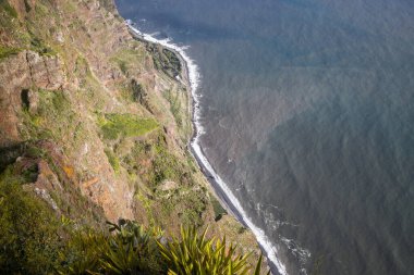 Madeira 'daki Cabo Girao Skywalk' tan nefes kesici manzaralar. Ziyaretçiler muhteşem uçurumların üzerinde durup Atlantik Okyanusu 'na bakabiliyorlar..