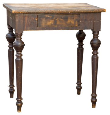 Süslü bacakları ve parlak bir odada duran tek bir çekmecesi olan eski bir ahşap masa. Sıcak bitişi uzaya karakter katar ve kırsal atmosferi güçlendirir..