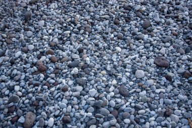 Çeşitli renklerde pürüzsüz çakıl taşları Madeira Adası 'nın kıyı şeridini örtüyor ve sakin bir doğal manzara yaratıyor. Atmosfer sakin ve davetkar, sahil yürüyüşleri ve rahatlama için mükemmel..