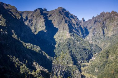 Levada dos Balcoes boyunca yürümek, bereketli yeşil vadilerin, yüksek dağların ve parlak bir gökyüzünün altındaki uzak okyanusun çarpıcı panoramik manzarasını sunuyor. Doğanın güzelliği tüm ziyaretçileri cezbeder..