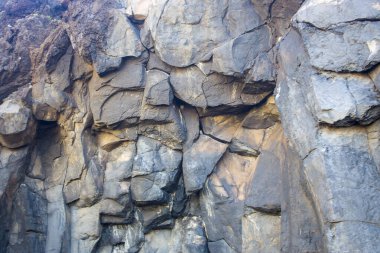 Madeira kıyı şeridinde adaların eşsiz jeolojik özelliklerini vurgulayan çarpıcı kaya oluşumları yer almaktadır. Engebeli arazi ziyaretçiler için çarpıcı bir görsel deneyim yaratıyor..