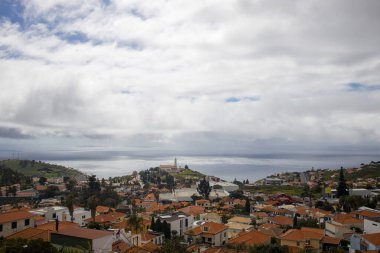 Funchal, Madeira 'nın nefes kesen manzarası, kıyı ve şehir manzaralarının karışımını yansıtıyor. Canlı şehir, dağınık bir bulut örtüsünün altında eşsiz güzellikteki bölgeleri aydınlatıyor..