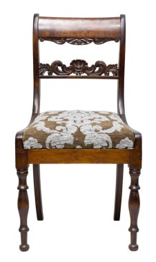 Detaylı oymalar içeren zarif ahşap sandalye ve yumuşak çiçek desenli koltuk, 19. yüzyıldan kalma klasik mobilya tasarımının tipik zarif işçiliğini sergiliyor..
