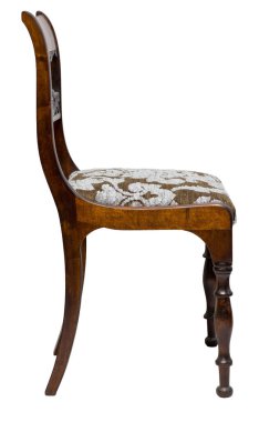 Bu eski ahşap sandalyede karmaşık çiçek döşemeleri ve zarif bir siluet var. Klasik mobilya tasarımının sanatsallığını yansıtıyor, herhangi bir yere karakter eklemek için mükemmel..