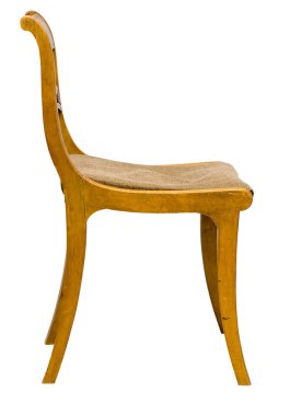 Bu klasik ahşap sandalye, 20. yüzyılın ortalarında klasik tasarım elementleri sergilenen eğri bir sırt üstü ve örülmüş bir koltuğa sahiptir. Sıcak tonları işçiliği ve stili vurguluyor.