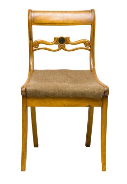 Eski bir ahşap sandalyede zarif bir tasarım ve 19. yüzyılın sonlarından kalma dokuma koltuklar sergileniyor. Klasik çizgileri zamansız zarafet ve çekiciliği vurgular.