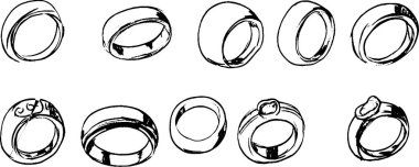 Basit bantlar ve dekoratif tasarımlar da dahil olmak üzere çeşitli şekillerde el yapımı yüzükler koleksiyonu. Yüzüklerin kalınlığı ve süslemeleri farklıdır, çeşitli mücevher seçenekleri sergiler..