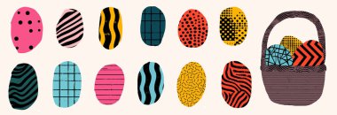 Çeşitli parlak desenlerle süslenmiş büyüleyici bir dekoratif yumurta sergisi dokuma sepetinde duruyor. Renkli düzenlemeler, mevsimsel şenlikler için mükemmel neşeli bir atmosferi çağrıştırıyor..