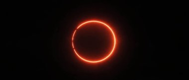 Parlayan turuncu ateş çemberi, siyah bir zeminde simetrik bir çember oluşturur ve dikkat çeker..
