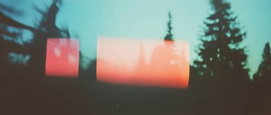 Renkli ışık sızıntıları, nostaljik bir etki yaratmak için taneli dokularla harmanlanarak anıları canlandırır..