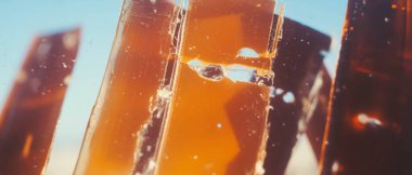 Eski film materyallerinde açık sirke sendromu belirtileri var. Çürümeyi ve kırılganlığı gösteriyor..