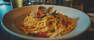 Taze deniz tarağı sosu ve bitkilerle kaplı bir makarna kasesinin tadını çıkar..