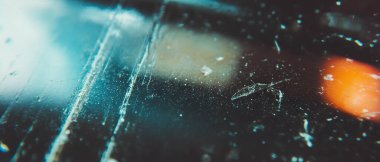 Yüzey çizikleri ve tozu ortaya çıkarıyor, nostaljik, soluk, eski çağlardan kalma bir görüntüyü çağrıştırıyor..