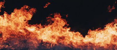 Ani ve güçlü ateş patlaması siyahlara karşı kaotik bir alevler sahnesi yaratır..