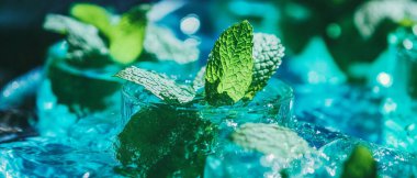 Nane şekerli soğuk su sıcak hava için ferahlatıcı bir su seçimi sağlar..