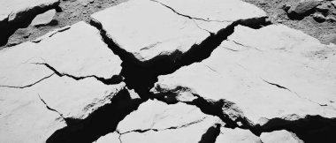 Eski filmdeki çatlak ve dokulu yüzey, kuru ve kırılgan retikülasyon desenleri gösteriyor.