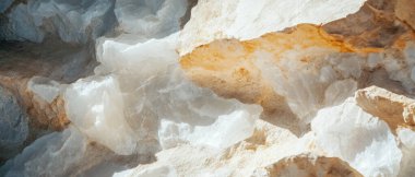 Dokulu aydınlık taş duvar, merkezinde boş bir alan olan eski, kırsal yüzeyleri gösteriyor..