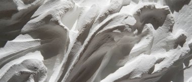 Dokulu yüzey karmaşık desenler gösterir, dokunsal ve görsel cazibeyi artırır.