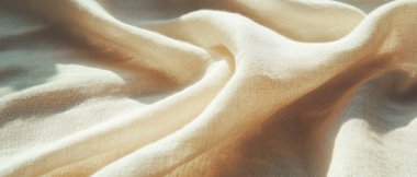 Yumuşak keten kumaş perdeler zarifçe sergileniyor, arka plan ve tasarım için ideal hassas bir dokuyu sergiliyor..