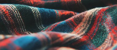 Yumuşak kumaş sergilenen karmaşık ekose tasarım ve dokuma dokular samimi bir atmosferi çağrıştırıyor.