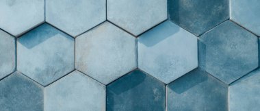 Gri altıgen karolar modern ve geometrik bir zemin oluşturarak ince desenler oluştururlar..